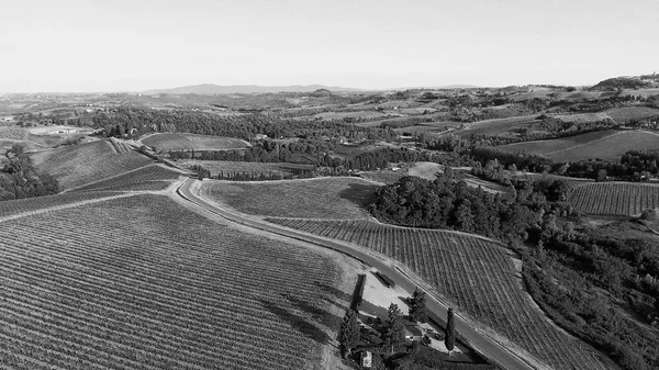 Prachtige heuvels van Toscane, uitzicht vanuit de lucht — Stockfoto