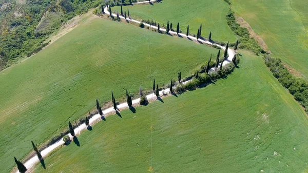 Geweldige luchtfoto van kronkelende weg van Tuscany platteland in sprin — Stockfoto