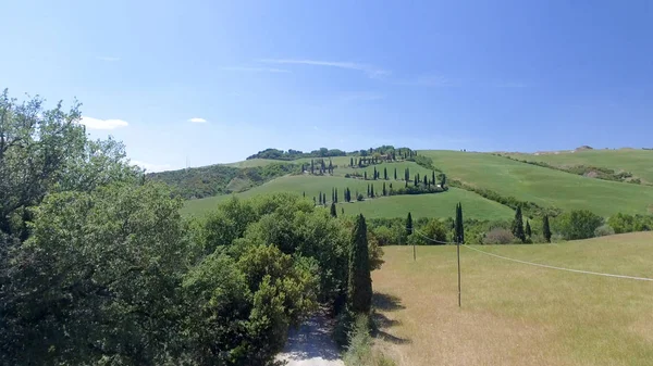 Geweldige luchtfoto van kronkelende weg van Tuscany platteland in sprin — Stockfoto