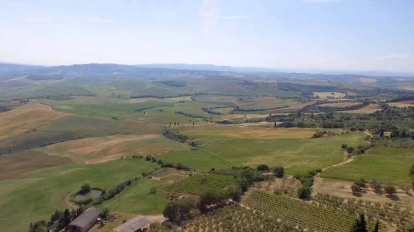 Tuscany platteland heuvels, schitterende luchtfoto in het voorjaar — Stockfoto