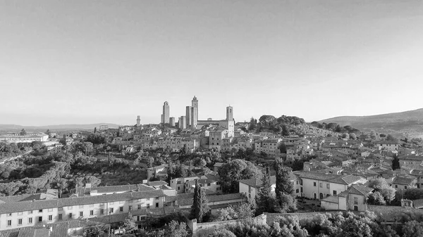 Hermosa puesta de sol vista aérea de San Gimignano, pequeña medieval a —  Fotos de Stock