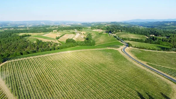 Wzgórz Toskanii wsi, wspaniały widok z lotu ptaka na wiosnę — Zdjęcie stockowe