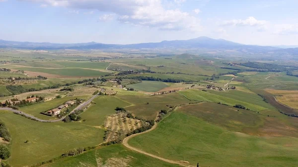 Tuscany platteland heuvels, schitterende luchtfoto in het voorjaar — Stockfoto