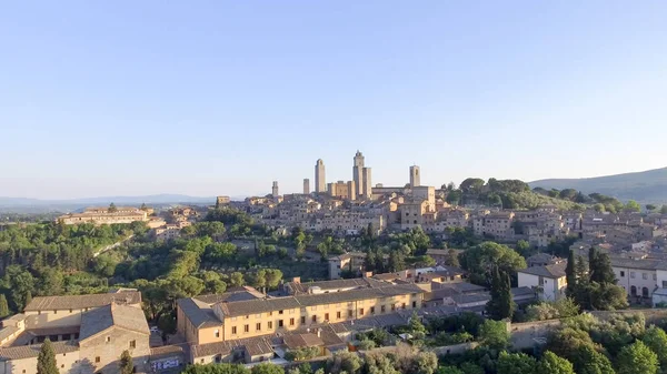 Gyönyörű naplemente a légi felvétel a kis San Gimignano középkori, hogy — Stock Fotó