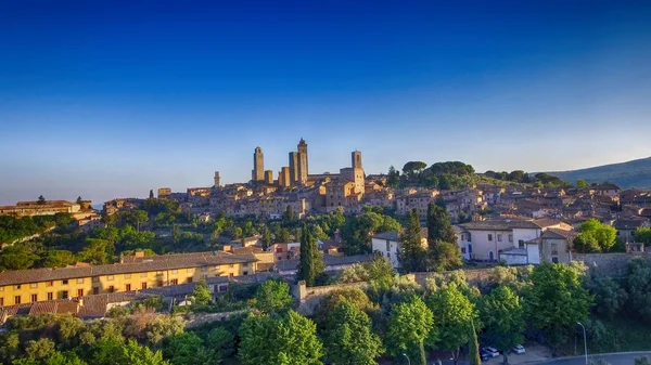 Splendida vista aerea al tramonto di San Gimignano, piccolo borgo medievale — Foto Stock