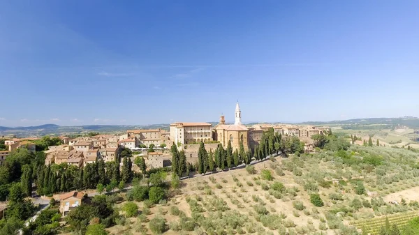 Luchtfoto van het Beautiul van de middeleeuwse stad Pienza, Toscane op de hil — Stockfoto