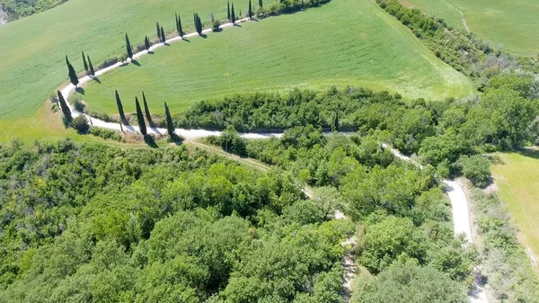 Amazing aerial view of Tuscany countryside winding road in sprin — Stock Photo, Image