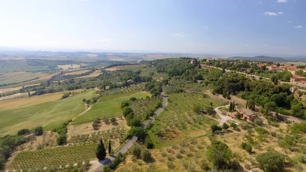 Tuscany platteland heuvels, schitterende luchtfoto in het voorjaar — Stockfoto