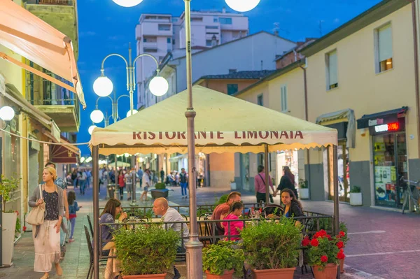 Follonica, İtalya - 27 Mayıs 2016: Main street kurulmasını ile gece — Stok fotoğraf