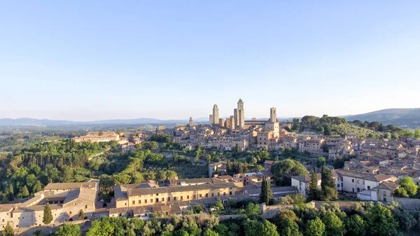 Hermosa puesta de sol vista aérea de San Gimignano, pequeña medieval a — Foto de Stock