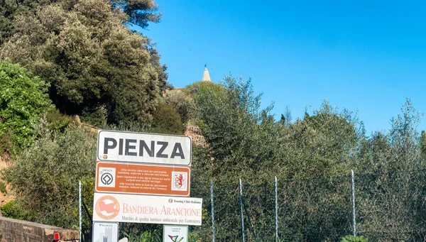 PIENZA, ITALY - APRIL 15, 2016: City entrance sign. Pienza is a — Stock Photo, Image