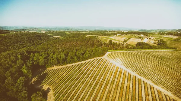 Tuscany platteland heuvels, schitterende luchtfoto in het voorjaar — Stockfoto