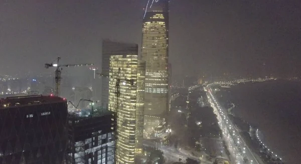 Luchtfoto nacht skyline van Abu Dhabi — Stockfoto