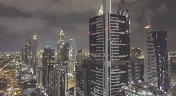 DUBAI, Emiratos Árabes Unidos - DICIEMBRE 2016: Vista aérea del centro por la noche. Dubai —  Fotos de Stock
