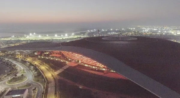 ABU DHABI, Emirati Arabi Uniti - DICEMBRE 2016: Ferrari World night aerial view . — Foto Stock