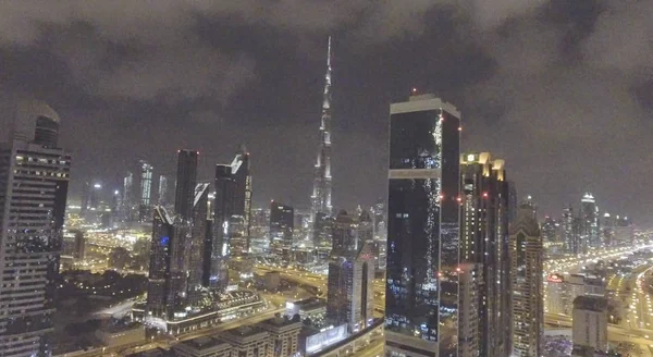 Luchtfoto van het nacht van Downtown Burj Dubai en de Sheikh Zayed road — Stockfoto