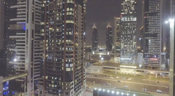 Vista aérea nocturna del centro de Dubai y la carretera Sheikh Zayed —  Fotos de Stock