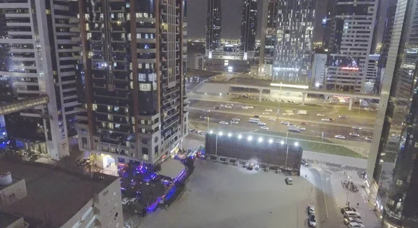 Nacht Luftaufnahme der Innenstadt von Dubai und Scheich Zayed Straße — Stockfoto