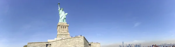 New York City - październik 2015: Wizyta turystów wyspa wolności. Nowy — Zdjęcie stockowe