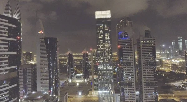 DUBAI, Emiratos Árabes Unidos - DICIEMBRE 2016: Vista aérea del centro por la noche. Dubai —  Fotos de Stock