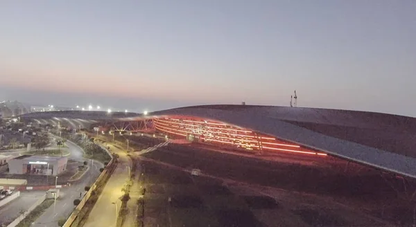 Abu dhabi, uae - Dezember 2016: ferrari world night air view. — Stockfoto