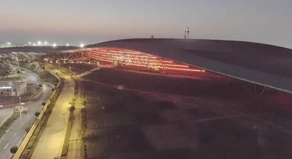 Abu dhabi, uae - Dezember 2016: ferrari world night air view. — Stockfoto