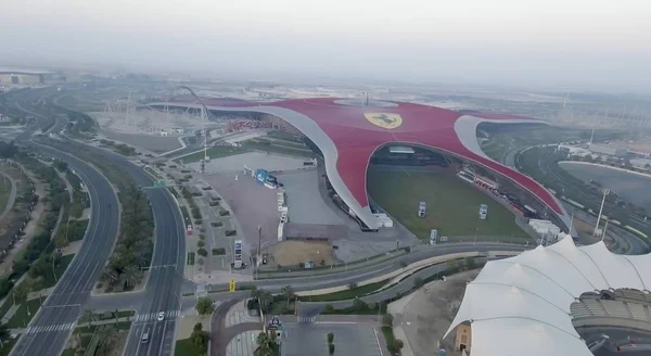 ABU DHABI, Emirados Árabes Unidos - DEZEMBRO 2016: Ferrari World aerial view. Abu D — Fotografia de Stock