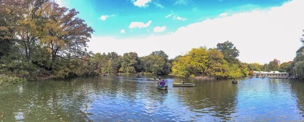 NEW YORK CITY - OCTOBER 2015: Tourists in Central Park lake. New — Stock Photo, Image