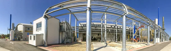 Instalação industrial e armazém com cobertura parcial do telhado — Fotografia de Stock