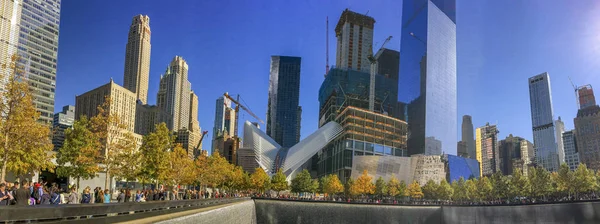 New York City - október 2015-ig: Turisták séta város skyline. — Stock Fotó