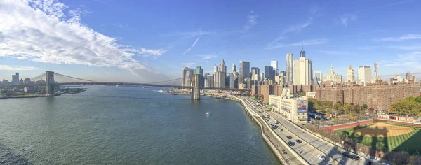 Panoramautsikt över Manhattan och Brooklyn från Manhattan Bridge — Stockfoto