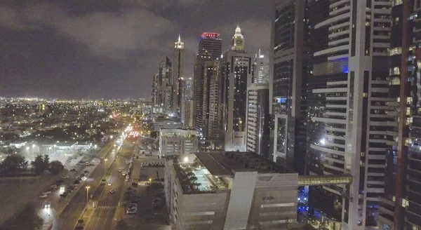 Vue aérienne nocturne du centre-ville de Dubaï et de la route Sheikh Zayed — Photo