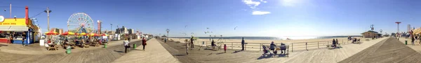 NEW YORK CITY - OCTOBER 2015: Tourists in Coney Island. New York — Stock Photo, Image