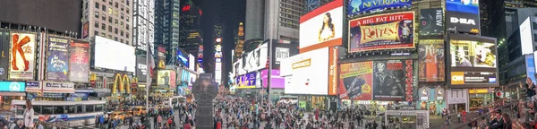 New York City - oktober 2015: Toeristen in Times Square in de nacht. — Stockfoto