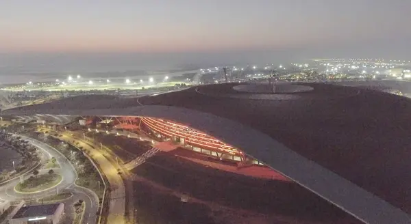 Abu Dhabi, Uae - December 2016: Ferrari World natt antenn Visa. — Stockfoto