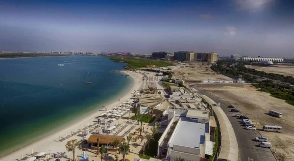 Playa de Abu Dhabi en la isla de Yas, vista aérea —  Fotos de Stock