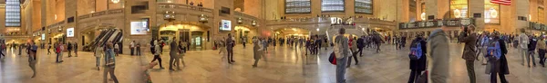 NEW YORK CITY - OCTOBER 2015: Tourists walk in Grand Central sta — Stock Photo, Image