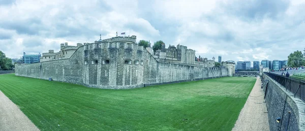 De Tower of London panoramisch uitzicht op een bewolkte dag — Stockfoto