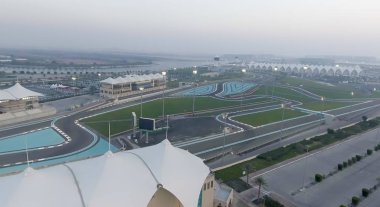 Abu Dhabi, Birleşik Arap Emirlikleri - Aralık 2016: Ferrari dünyasına havadan görünümü. Abu D