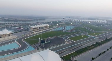 Abu Dhabi, Birleşik Arap Emirlikleri - Aralık 2016: Ferrari dünyasına havadan görünümü. Abu D