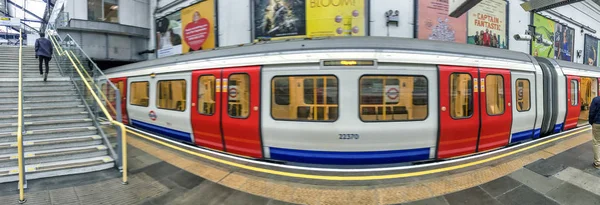 LONDON - SEPTEMBER 2016: Train of London Underground. London att — Stock Photo, Image