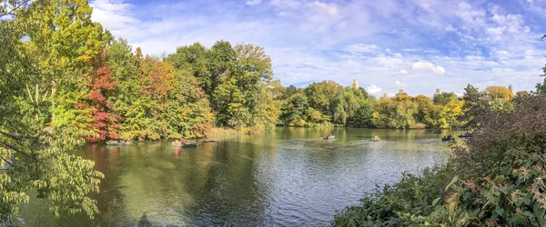 Prachtige kleuren van Central Park in gebladerte seizoen, panoramische vi — Stockfoto
