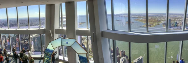 NEW YORK CITY - OCTOBER 2015: Tourists visit Freedom Tower. New — Stock Photo, Image