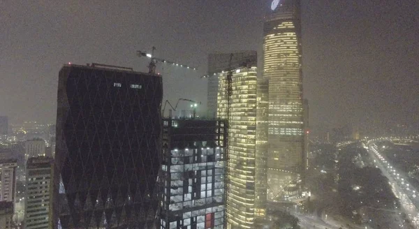 Abu Dhabi linha aérea noite — Fotografia de Stock