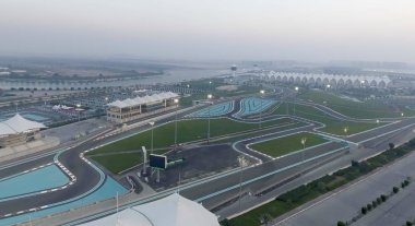 Abu Dhabi, Birleşik Arap Emirlikleri - Aralık 2016: Ferrari dünyasına havadan görünümü. Abu D