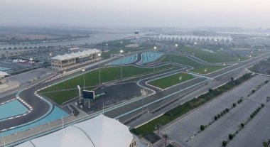 Abu Dhabi, Birleşik Arap Emirlikleri - Aralık 2016: Ferrari dünyasına havadan görünümü. Abu D
