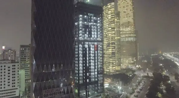 Abu Dhabi, Birleşik Arap Emirlikleri - Aralık 2016: Downtown binalar gece anteni — Stok fotoğraf