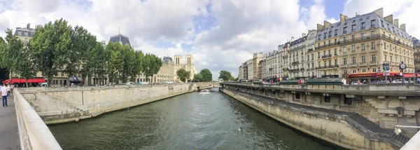 Paris - Haziran 2014: Turist yürüyüş Seine Nehri boyunca. Paris attrac — Stok fotoğraf