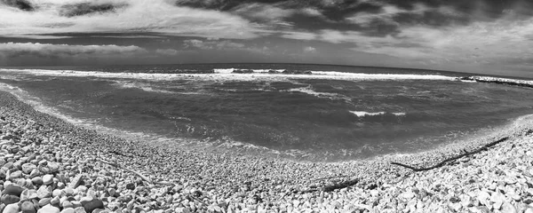 Panoramablick auf den schönen Strand mit Felsen — Stockfoto