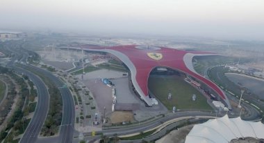 Abu Dhabi, Birleşik Arap Emirlikleri - Aralık 2016: Ferrari dünyasına havadan görünümü. Abu D
